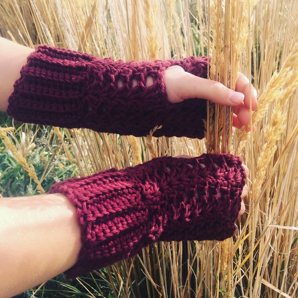 Handmade crochet fingerless gloves - Picture 7 of 8